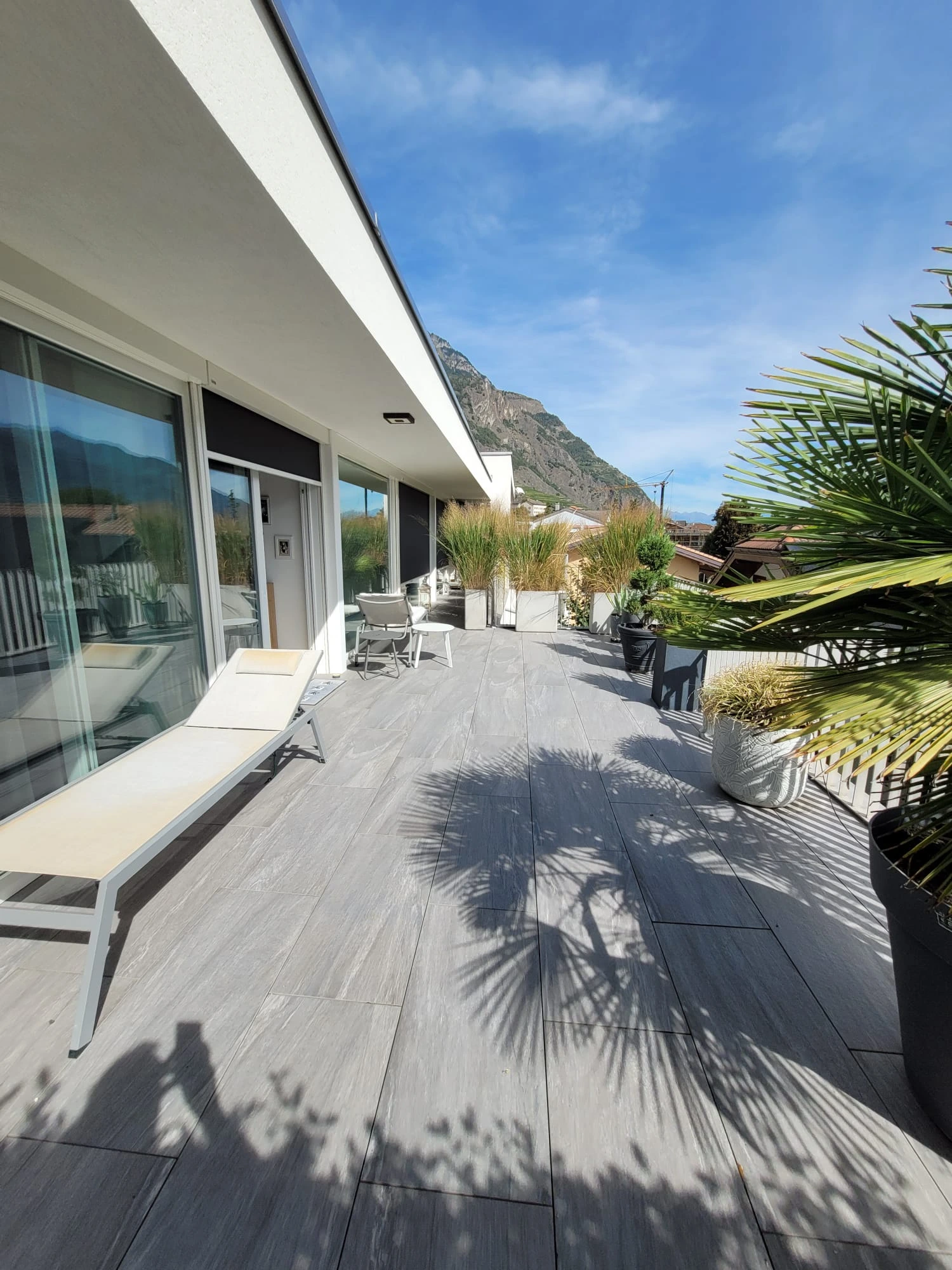 Un jardin suspendu au-dessus du vignoble Attique contemporain avec terrasse panoramique à 360°