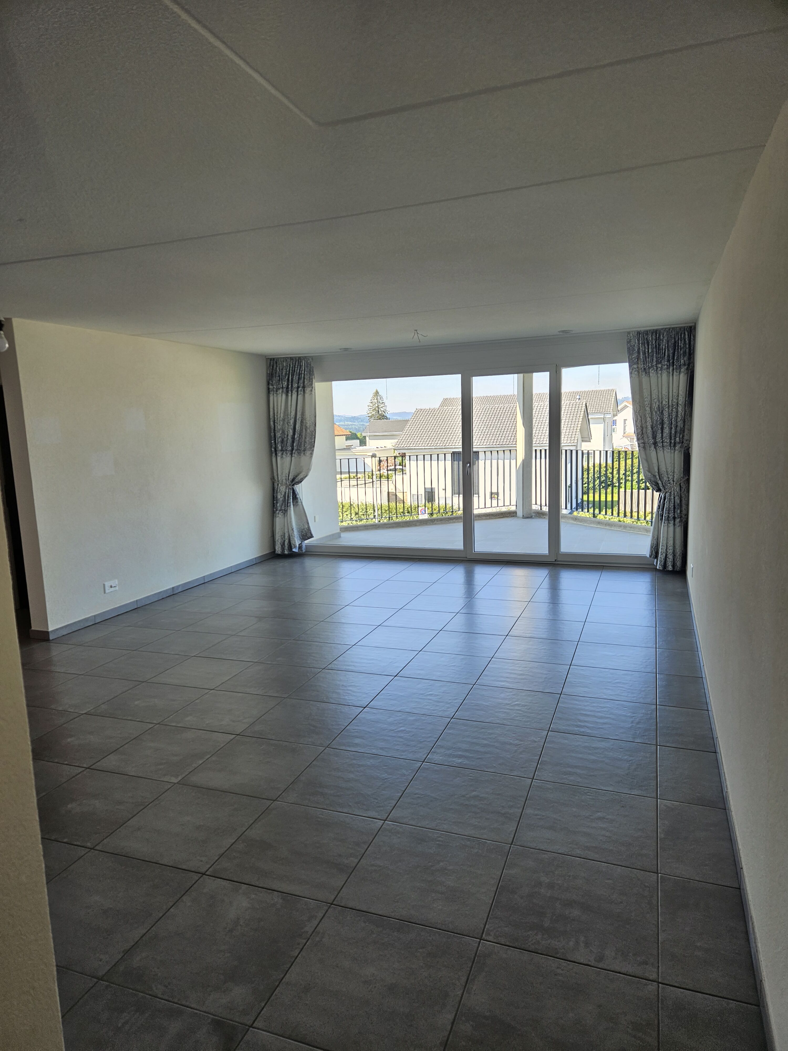 Appartement de 3 1/2 pièces avec vue imprenable et transversale. Splendides couchers de soleil toute l'année !