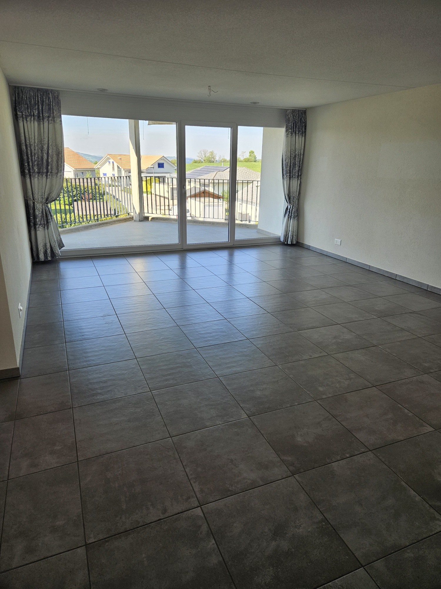 Appartement de 3 1/2 pièces avec vue imprenable et transversale. Splendides couchers de soleil toute l'année ! — photo 2