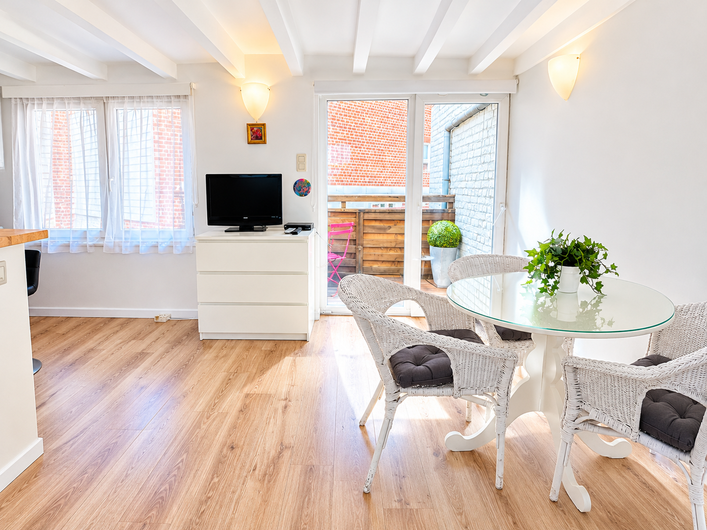 CENTRE - GRAND STUDIO MEUBLE + BELLE TERRASSE — photo 2